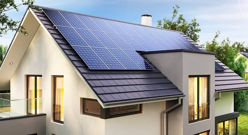 imagen de vivienda con paneles solares en el tejado